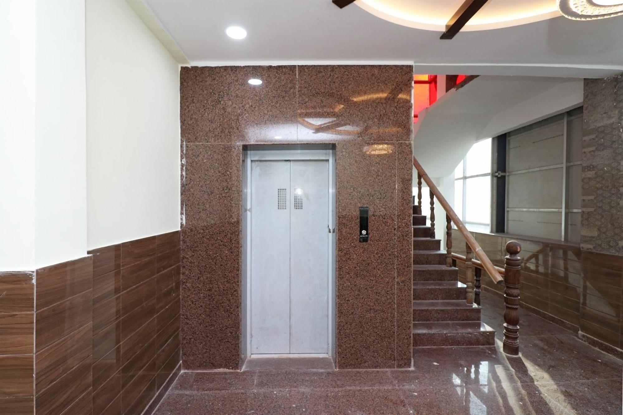 Capital O 19840 Hotel Centre Point Gorakhpur Exterior foto