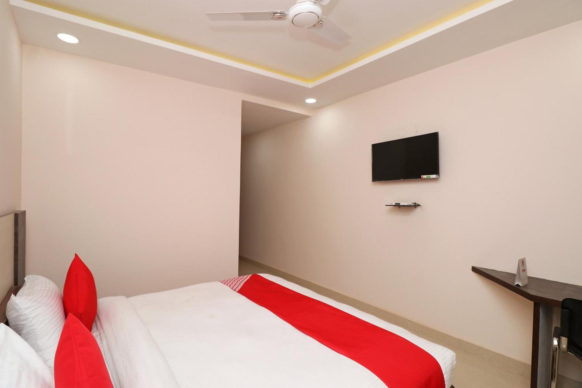 Capital O 19840 Hotel Centre Point Gorakhpur Exterior foto